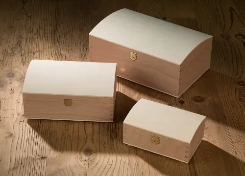 Verschiedene Varianten von Geschenkboxen auf einem rustikalen Holztisch. Geignet für alle Arten von Geschenkideen und für besondere Anlässe.